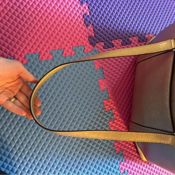 Micheal Kors gold large Bag - Picture 6 of 11